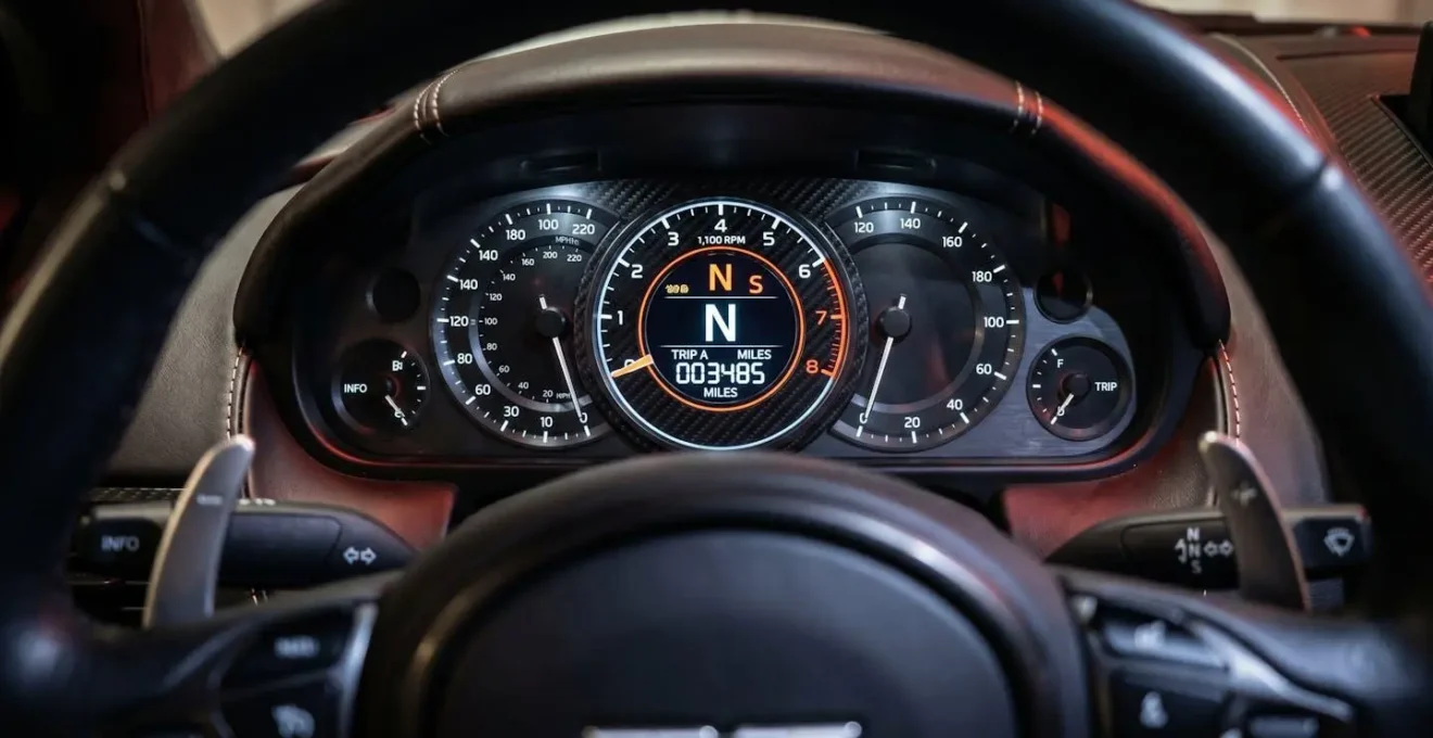Gros plan sur un compteur kilométrique de voiture sportive montrant un faible kilométrage