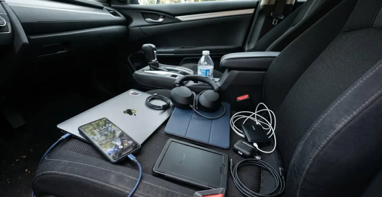 Arrangement d'objets électroniques nomades sur le siège passager d'une voiture