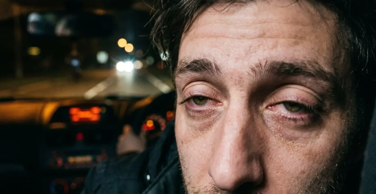 Gros plan sur les yeux d'un conducteur montrant les signes de fatigue avec paupières lourdes